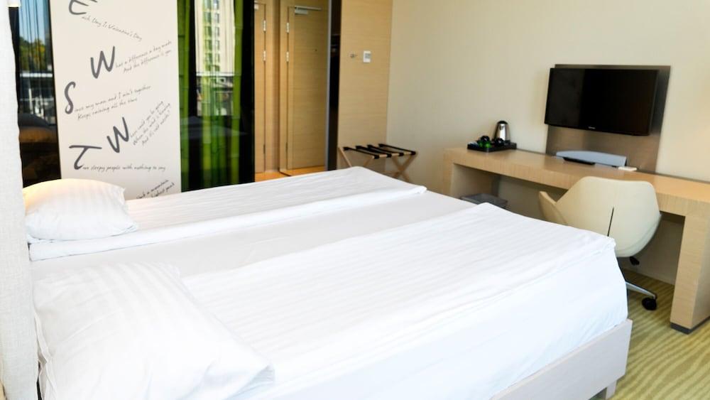 Sound Garden Hotel Airport Warsaw Exterior photo