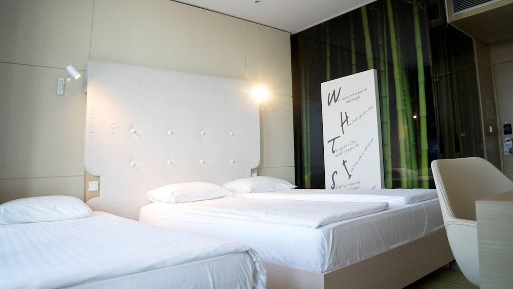 Sound Garden Hotel Airport Warsaw Exterior photo